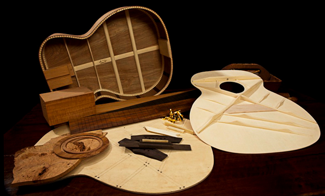 Imagem das partes do violão separadas antes da montagem do instrumento.