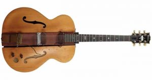 Imagem da "The Log", primeira adaptação da guitarra amplificada para corpo de madeira maciça, feita por Les Paul, grande músico norte-americano.