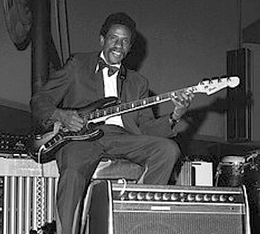 Fotografia antiga do músico William "Monk" Montgomery, integrante da banda Lion Hampton, primeiro a se apresentar com o modelo de baixo elétrico Fender Precision