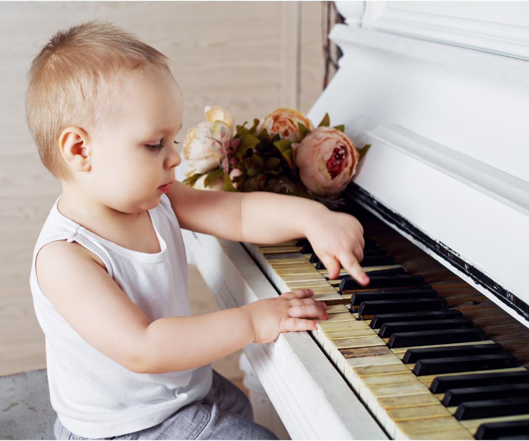 imagem ilustrativa de uma criança tocando piano
