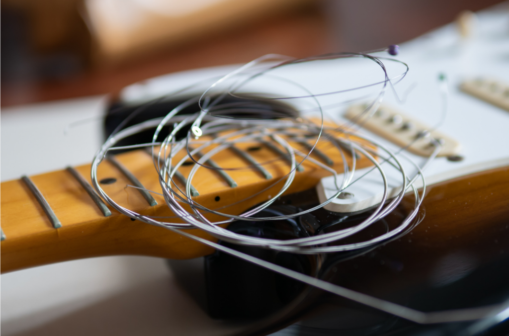 Guitarra com cordas soltas: Cuidar para que a regulagem seja feita corretamente