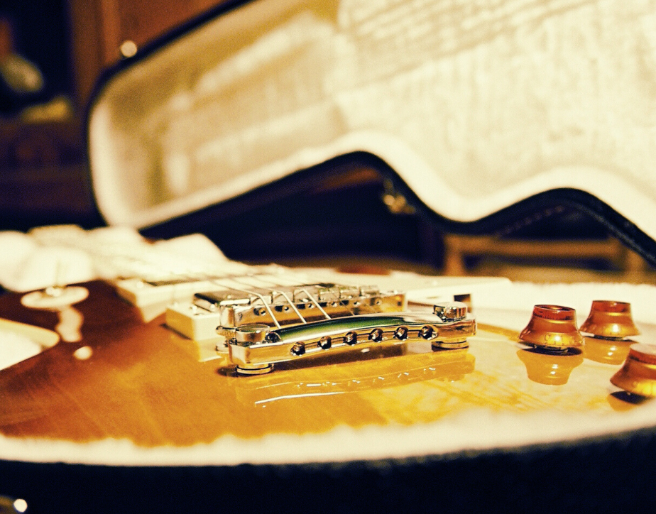 Guitarra dentro de uma case: Cuidar para que a guitarra não passe por danos físicos