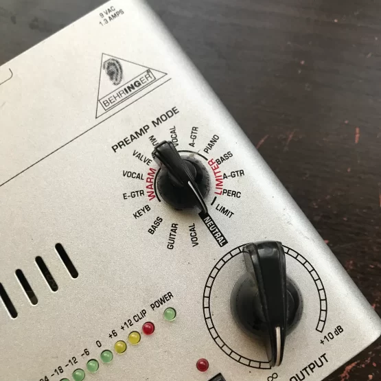 Pré Amplificador Mic100 Tube Ultragain 20dB Behringer - Imagem 12
