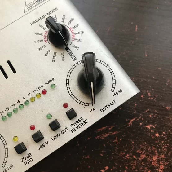 Pré Amplificador Mic100 Tube Ultragain 20dB Behringer - Imagem 11