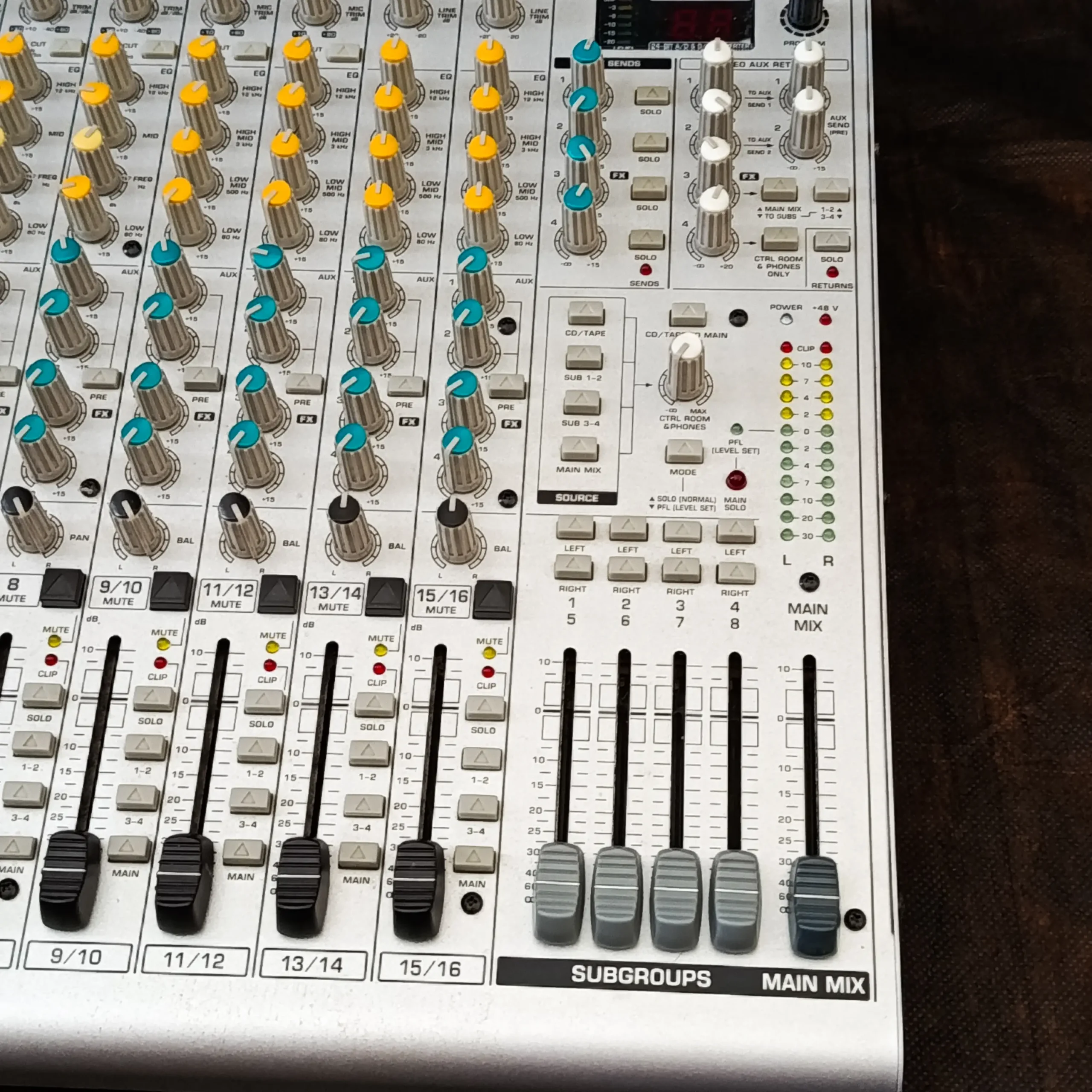 Mesa De Som Behringer Eurorack UB2442FX-PRO - Imagem 11