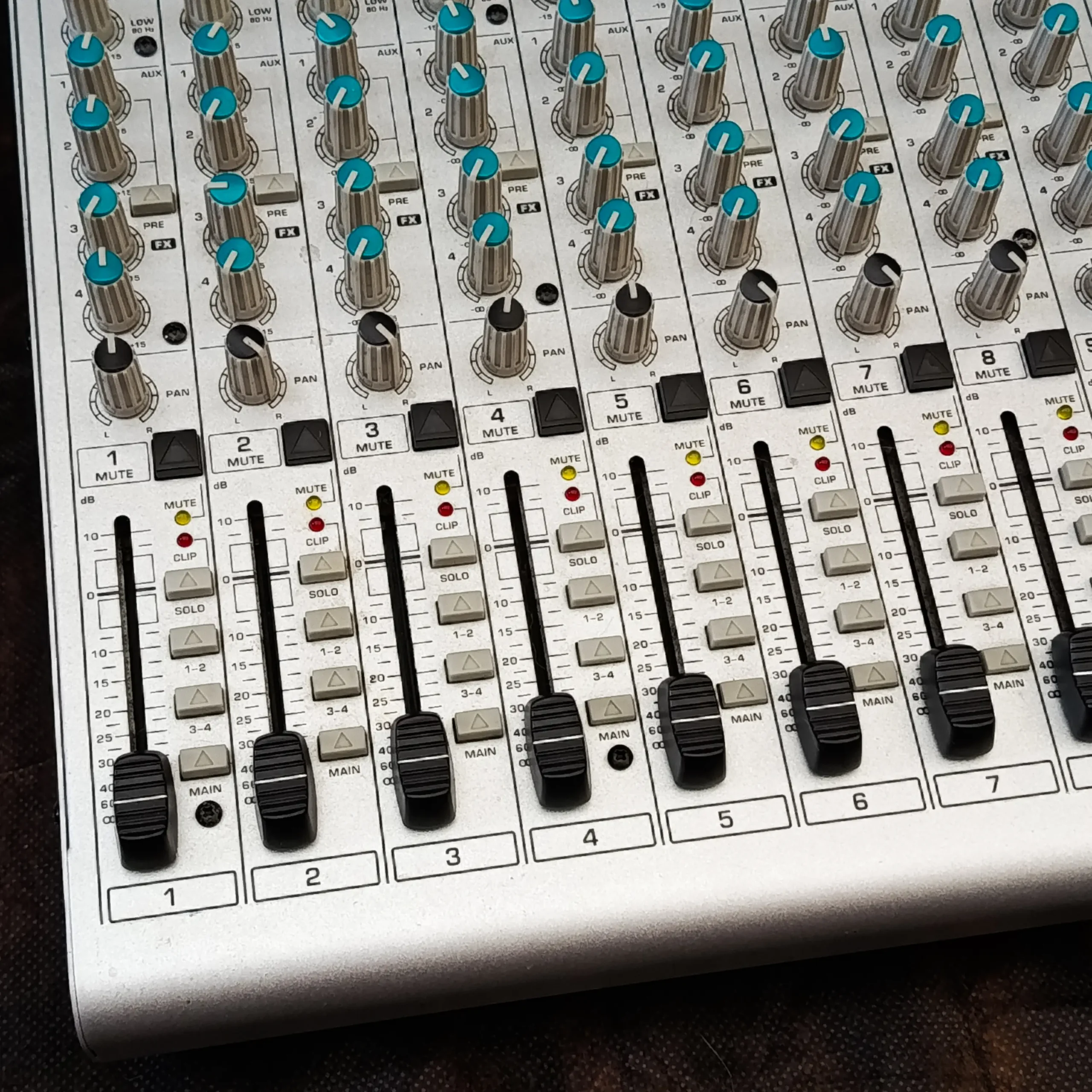 Mesa De Som Behringer Eurorack UB2442FX-PRO - Imagem 8